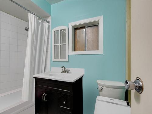 730 Snowdrop Ave, Saanich, BC - Indoor Photo Showing Bathroom
