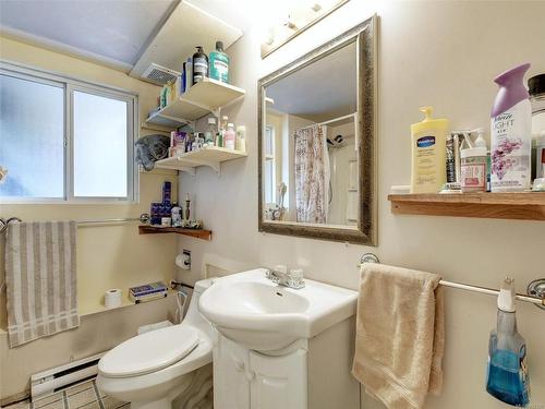 730 Snowdrop Ave, Saanich, BC - Indoor Photo Showing Bathroom