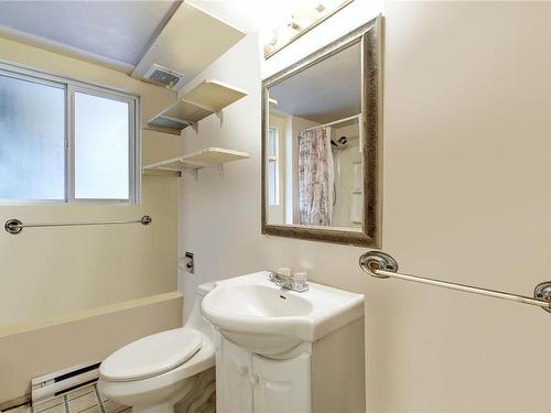 730 Snowdrop Ave, Saanich, BC - Indoor Photo Showing Bathroom