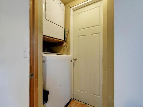 730 Snowdrop Ave, Saanich, BC - Indoor Photo Showing Laundry Room