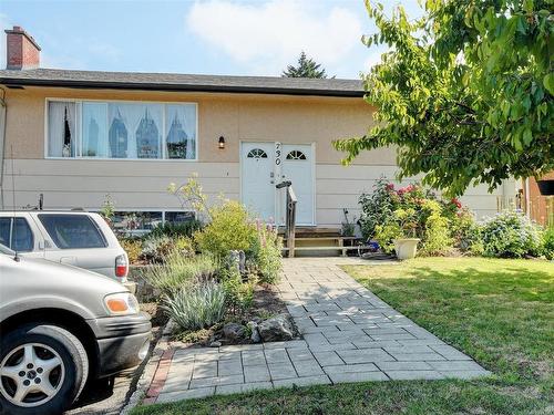 730 Snowdrop Ave, Saanich, BC - Outdoor