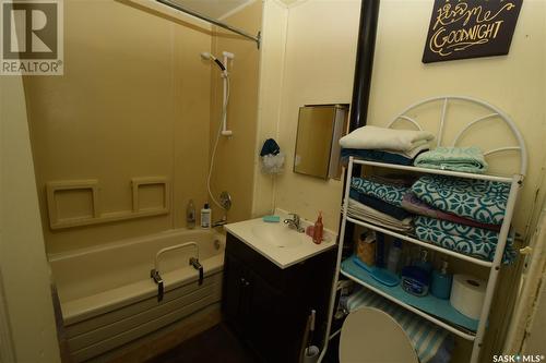 1416 C Avenue N, Saskatoon, SK - Indoor Photo Showing Bathroom
