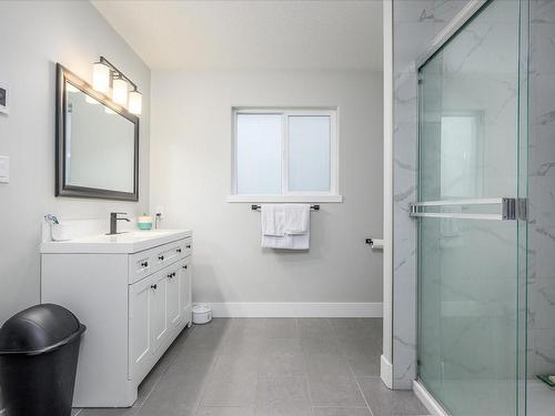 1600 Roberta Rd South, Nanaimo, BC - Indoor Photo Showing Bathroom