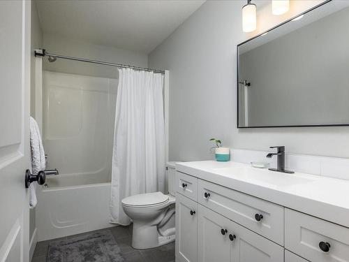 1600 Roberta Rd South, Nanaimo, BC - Indoor Photo Showing Bathroom