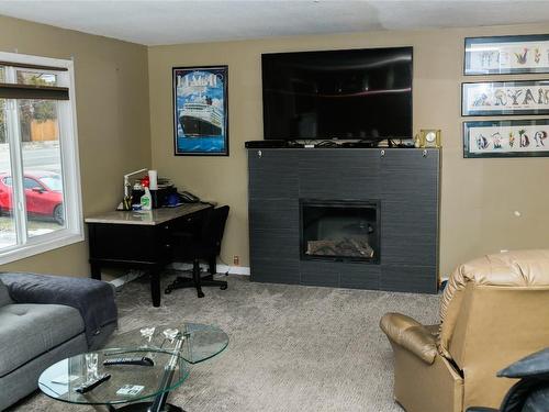 179 Snowsell Street, Kelowna, BC - Indoor Photo Showing Living Room With Fireplace