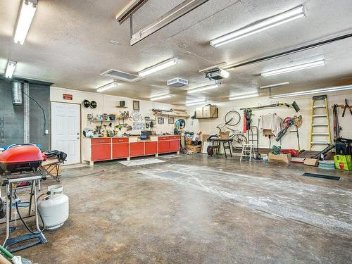 Workshop - 137 Ch. Des Rossignols, Sutton, QC - Indoor Photo Showing Garage