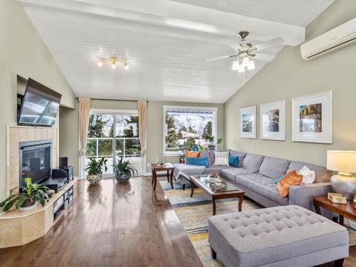 2280 Skeena Drive, Kamloops, BC - Indoor Photo Showing Living Room