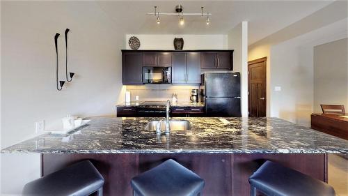 715 D - 700 Bighorn Boulevard, Radium Hot Springs, BC - Indoor Photo Showing Kitchen With Upgraded Kitchen
