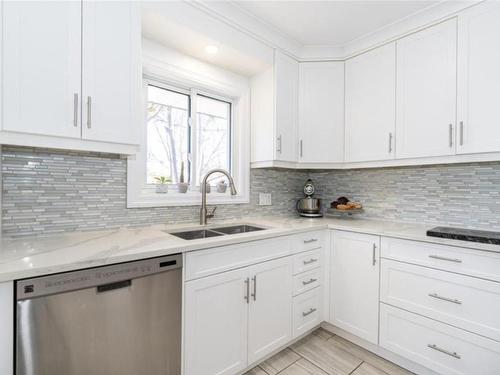 442 Scenic Drive, London, ON - Indoor Photo Showing Kitchen With Double Sink With Upgraded Kitchen