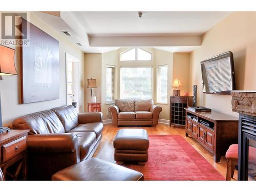 3996 Beach Avenue Unit# 221, Peachland, BC - Indoor Photo Showing Living Room
