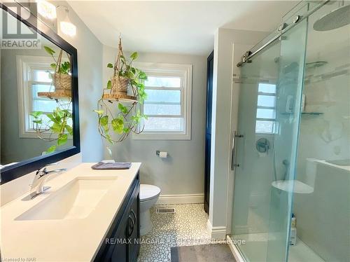 659 Elm Street, Port Colborne, ON - Indoor Photo Showing Bathroom