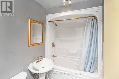 6 - 137 Emerald Street S, Hamilton, ON - Indoor Photo Showing Bathroom