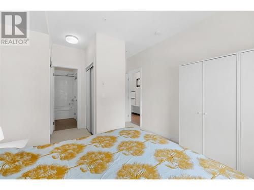 4380 Lakeshore Road Unit# 215, Kelowna, BC - Indoor Photo Showing Bedroom