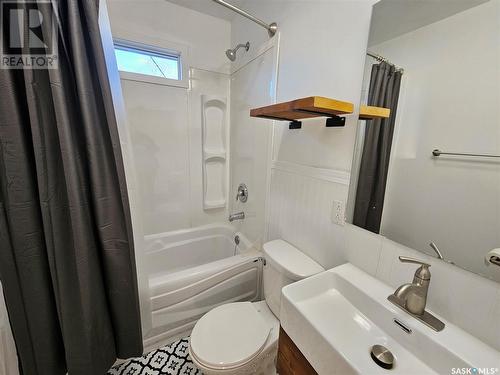 399 9Th Avenue Nw, Swift Current, SK - Indoor Photo Showing Bathroom