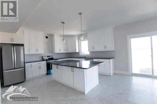 150 Tuscany Trail, Chatham-Kent, ON - Indoor Photo Showing Kitchen With Upgraded Kitchen