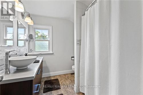 780 Niagara Stone Rd, Niagara-On-The-Lake, ON - Indoor Photo Showing Bathroom