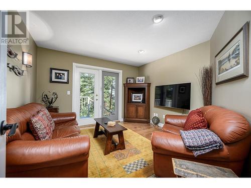 9283 Chinook Road, Vernon, BC - Indoor Photo Showing Living Room
