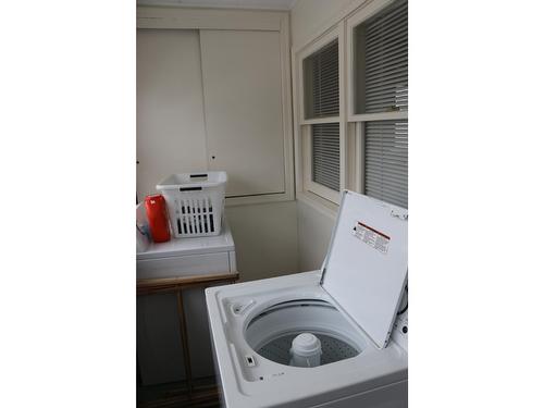204 7Th Avenue, Nakusp, BC - Indoor Photo Showing Laundry Room