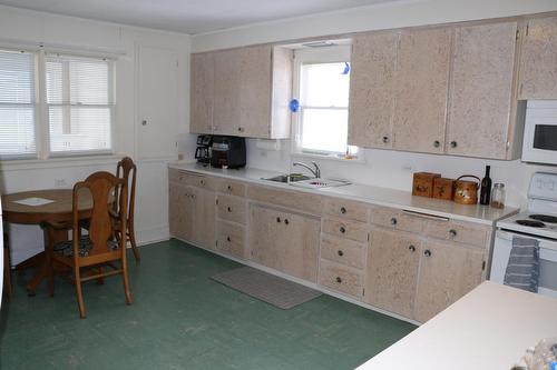 204 7Th Avenue, Nakusp, BC - Indoor Photo Showing Kitchen With Double Sink