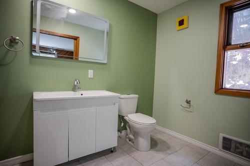 6675 Highway 3A, Nelson, BC - Indoor Photo Showing Bathroom