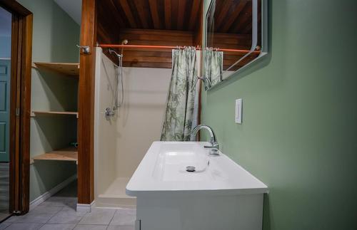 6675 Highway 3A, Nelson, BC - Indoor Photo Showing Bathroom