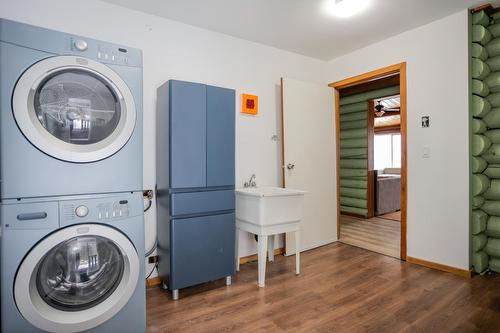 6675 Highway 3A, Nelson, BC - Indoor Photo Showing Laundry Room