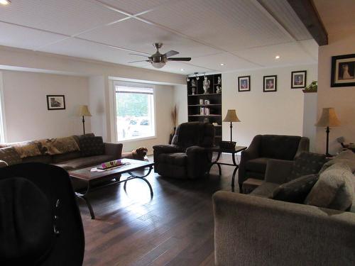2015 Highway 3A, Castlegar, BC - Indoor Photo Showing Living Room