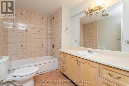 5914 Long Valley Rd, Mississauga, ON - Indoor Photo Showing Bathroom