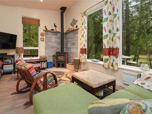 763 Steward Dr, Mayne Island, BC - Indoor Photo Showing Living Room With Fireplace