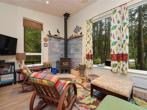 763 Steward Dr, Mayne Island, BC - Indoor Photo Showing Living Room With Fireplace