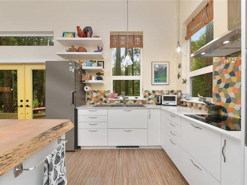 763 Steward Dr, Mayne Island, BC - Indoor Photo Showing Kitchen With Double Sink