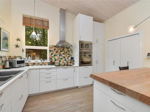 763 Steward Dr, Mayne Island, BC - Indoor Photo Showing Kitchen With Double Sink