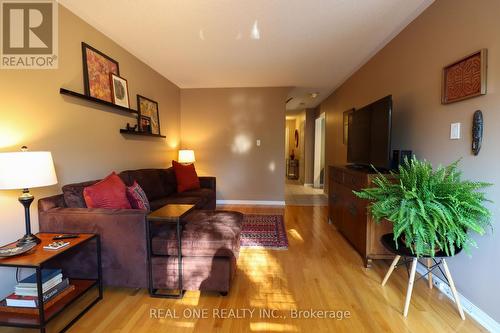 2500 Logan Avenue, Oakville, ON - Indoor Photo Showing Living Room