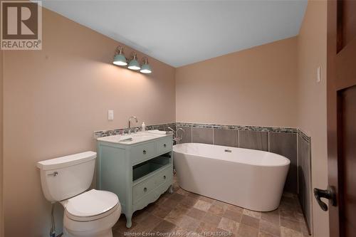 134 Grace, Tecumseh, ON - Indoor Photo Showing Bathroom
