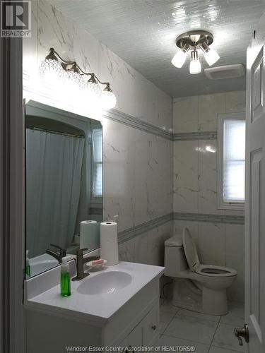 214 Seacliff Drive West, Leamington, ON - Indoor Photo Showing Bathroom