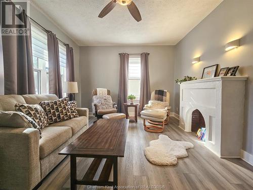 255 Selkirk Street, Chatham, ON - Indoor Photo Showing Living Room