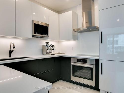 216-410 Queens Quay W, Toronto, ON - Indoor Photo Showing Kitchen With Upgraded Kitchen