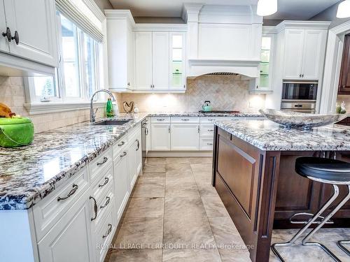 21 Langdon Dr, King, ON - Indoor Photo Showing Kitchen With Upgraded Kitchen