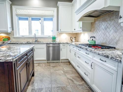 21 Langdon Dr, King, ON - Indoor Photo Showing Kitchen With Upgraded Kitchen