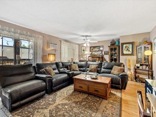 114-489 33 Highway, Kelowna, BC - Indoor Photo Showing Living Room