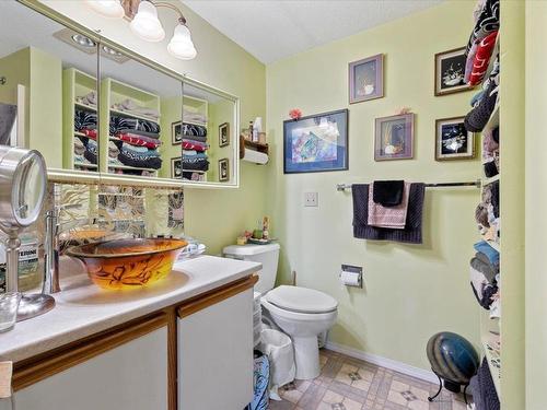 114-489 33 Highway, Kelowna, BC - Indoor Photo Showing Bathroom