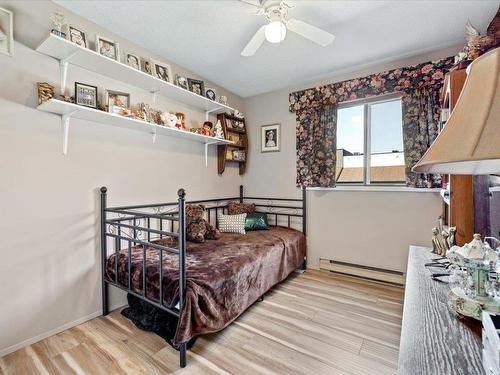 114-489 33 Highway, Kelowna, BC - Indoor Photo Showing Bedroom