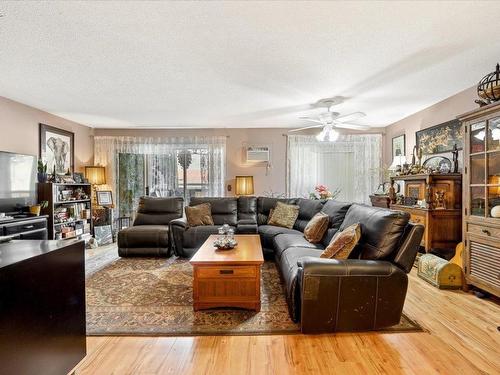 114-489 33 Highway, Kelowna, BC - Indoor Photo Showing Living Room