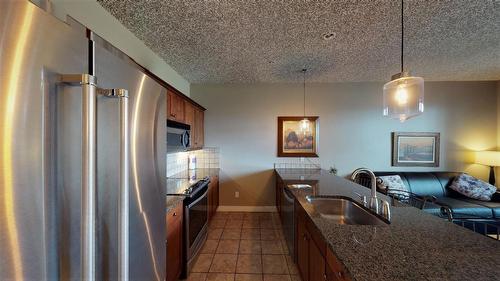 412 A - 400 Bighorn Boulevard, Radium Hot Springs, BC - Indoor Photo Showing Kitchen With Stainless Steel Kitchen