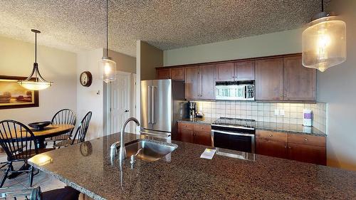 412 A - 400 Bighorn Boulevard, Radium Hot Springs, BC - Indoor Photo Showing Kitchen With Stainless Steel Kitchen