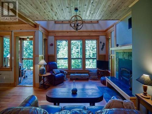 3056/3060 Vancouver Blvd, Savary Island, BC - Indoor Photo Showing Living Room With Fireplace