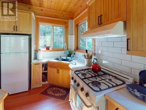 3056/3060 Vancouver Blvd, Savary Island, BC - Indoor Photo Showing Kitchen