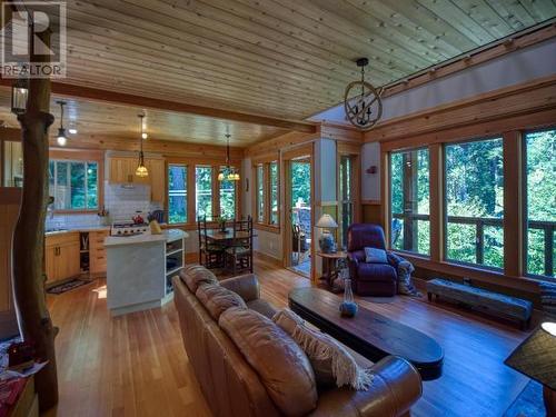 3056/3060 Vancouver Blvd, Savary Island, BC - Indoor Photo Showing Living Room