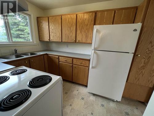 5227 Cottonwood Road, Fort Nelson, BC - Indoor Photo Showing Kitchen With Double Sink