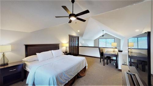 732 B - 700 Bighorn Boulevard, Radium Hot Springs, BC - Indoor Photo Showing Bedroom